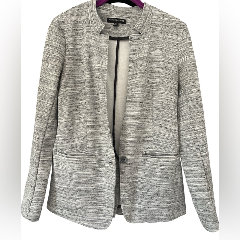 Women’s blazer size XS Heathered gray . Front pockets.
